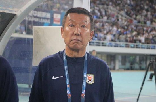 这个“名字与脸一般长”的男人顶着一头英式标准的卷发、碧蓝的眼眸中透露深邃的睿智。