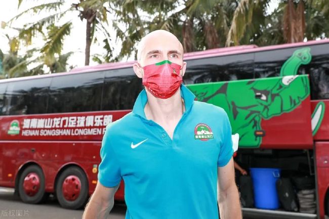 现场频频出现经典大合唱，周杰伦一身红色铠甲装超炫亮相，大秀腹肌引全场沸腾“地震”不断。