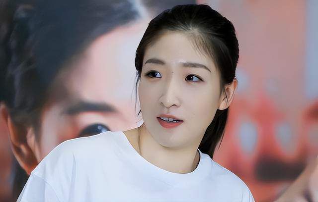 [电影网]专访了主演甄子丹，当天的海风很大，甄子丹在背心外加上了一件运动衣，戴上墨镜更显大哥风范 《武侠》血腥震撼似外科手术 汤唯沦为“花瓶” 2011-05-14 “我要创造一种全新的武侠，能够看到拳脚过后的血管、脉络是如